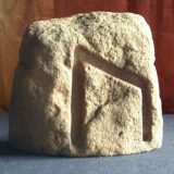 Altarsteine und Talismane mit Runen