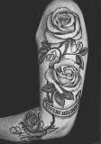 Tattoo mit Rosen von Straw Ink Tattoo